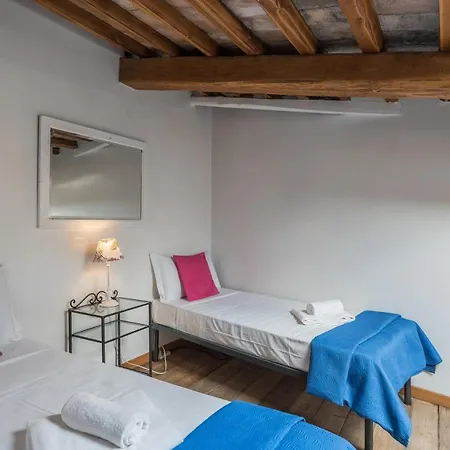 Cozy Wooden Apt In Piazza Navona Rome