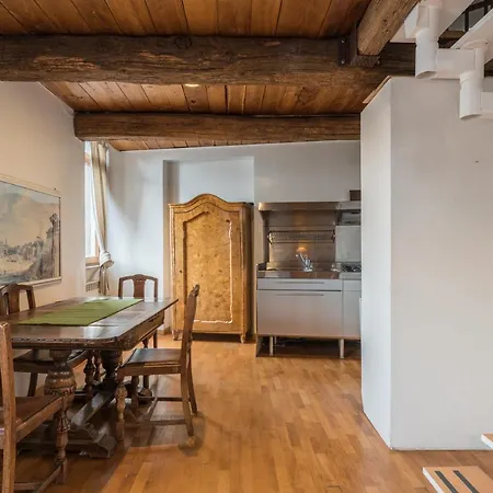 Cozy Wooden In Piazza Navona