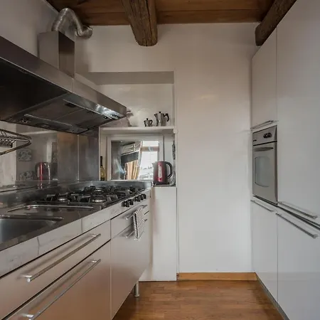 Cozy Wooden Apt In Piazza Navona