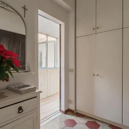 Cozy Wooden In Piazza Navona