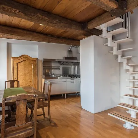 Apartment Cozy Wooden Apt In Piazza Navona
